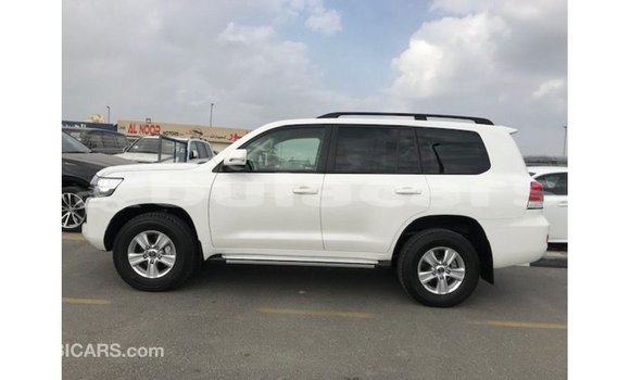 Buy Import Toyota Land Cruiser White Car in Import - Dubai in Central Buy Import Toyota Land Cruiser White Car in Import - Dubai in Central