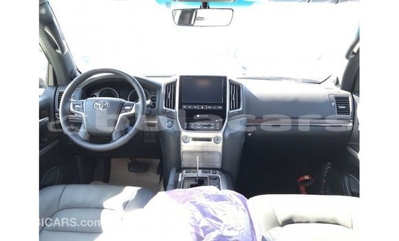 Buy Import Toyota Land Cruiser White Car in Import - Dubai in Central Buy Import Toyota Land Cruiser White Car in Import - Dubai in Central