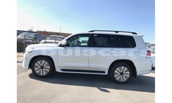 Buy Import Toyota Land Cruiser White Car in Import - Dubai in Central Buy Import Toyota Land Cruiser White Car in Import - Dubai in Central