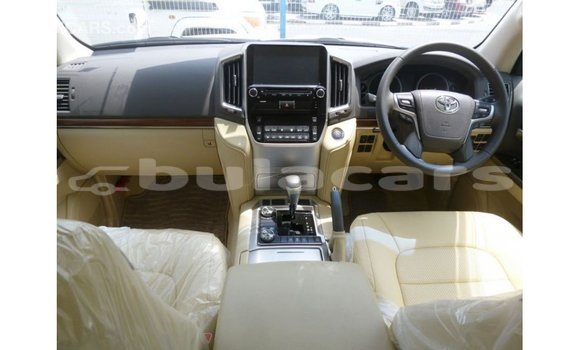 Buy Import Toyota Land Cruiser White Car in Import - Dubai in Central Buy Import Toyota Land Cruiser White Car in Import - Dubai in Central