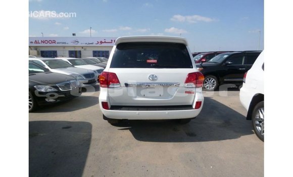 Acheter Import Voiture Toyota Land Cruiser Blanc à Import - Dubai, Central Acheter Import Voiture Toyota Land Cruiser Blanc à Import - Dubai, Central
