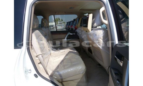 Acheter Import Voiture Toyota Land Cruiser Blanc à Import - Dubai, Central Acheter Import Voiture Toyota Land Cruiser Blanc à Import - Dubai, Central