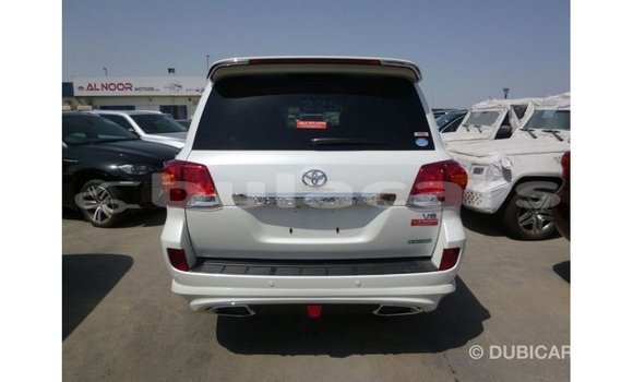 Acheter Import Voiture Toyota Land Cruiser Blanc à Import - Dubai, Central Acheter Import Voiture Toyota Land Cruiser Blanc à Import - Dubai, Central