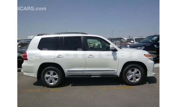 Acheter Import Voiture Toyota Land Cruiser Blanc à Import - Dubai, Central Acheter Import Voiture Toyota Land Cruiser Blanc à Import - Dubai, Central