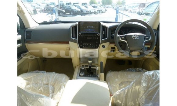 Buy Import Toyota Land Cruiser White Car in Import - Dubai in Central Buy Import Toyota Land Cruiser White Car in Import - Dubai in Central