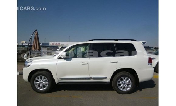 Buy Import Toyota Land Cruiser White Car in Import - Dubai in Central Buy Import Toyota Land Cruiser White Car in Import - Dubai in Central