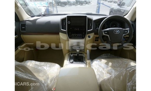 Buy Import Toyota Land Cruiser White Car in Import - Dubai in Central Buy Import Toyota Land Cruiser White Car in Import - Dubai in Central