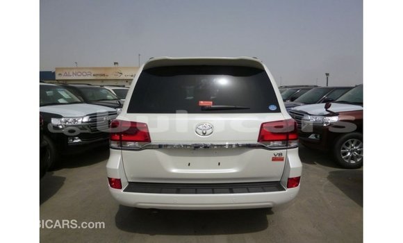 Buy Import Toyota Land Cruiser White Car in Import - Dubai in Central Buy Import Toyota Land Cruiser White Car in Import - Dubai in Central