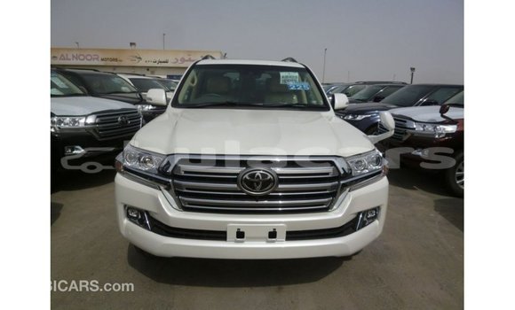Buy Import Toyota Land Cruiser White Car in Import - Dubai in Central Buy Import Toyota Land Cruiser White Car in Import - Dubai in Central