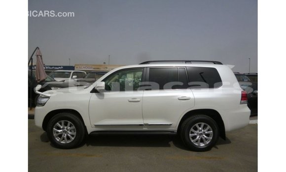 Buy Import Toyota Land Cruiser White Car in Import - Dubai in Central Buy Import Toyota Land Cruiser White Car in Import - Dubai in Central