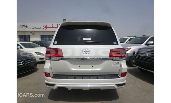 Buy Import Toyota Land Cruiser White Car in Import - Dubai in Central Buy Import Toyota Land Cruiser White Car in Import - Dubai in Central
