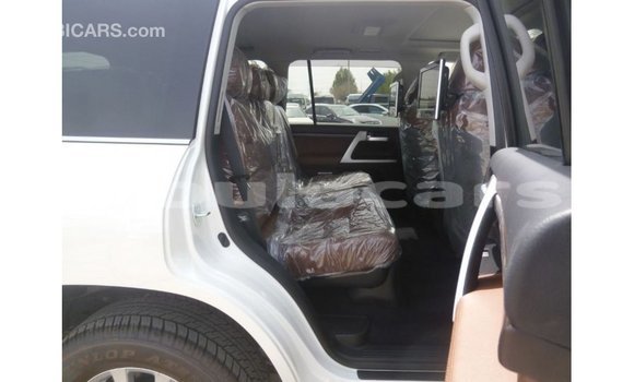 Buy Import Toyota Land Cruiser White Car in Import - Dubai in Central Buy Import Toyota Land Cruiser White Car in Import - Dubai in Central