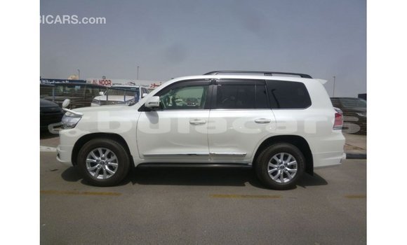 Buy Import Toyota Land Cruiser White Car in Import - Dubai in Central Buy Import Toyota Land Cruiser White Car in Import - Dubai in Central
