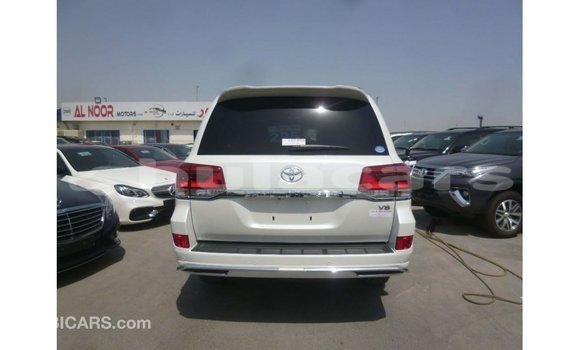 Buy Import Toyota Land Cruiser White Car in Import - Dubai in Central Buy Import Toyota Land Cruiser White Car in Import - Dubai in Central