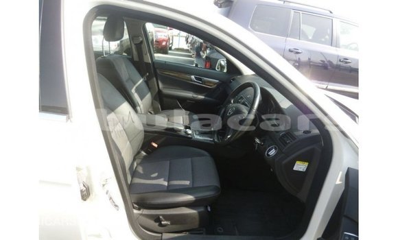 Acheter Import Voiture Mercedes-Benz 200 Blanc à Import - Dubai, Central Acheter Import Voiture Mercedes-Benz 200 Blanc à Import - Dubai, Central