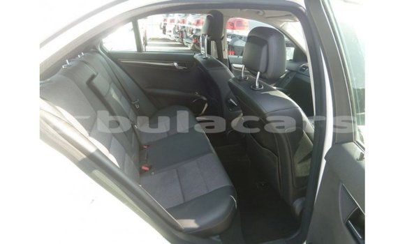 Acheter Import Voiture Mercedes-Benz 200 Blanc à Import - Dubai, Central Acheter Import Voiture Mercedes-Benz 200 Blanc à Import - Dubai, Central