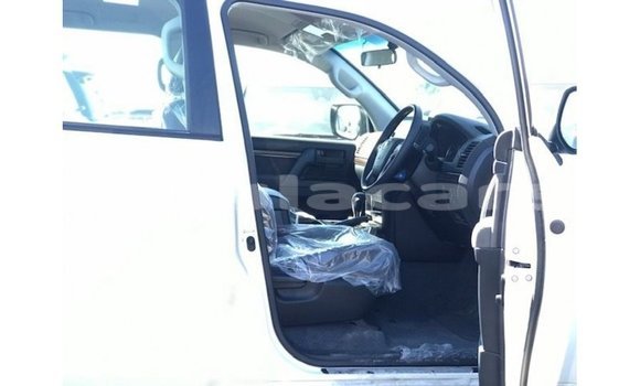 Buy Import Toyota Land Cruiser White Car in Import - Dubai in Central Buy Import Toyota Land Cruiser White Car in Import - Dubai in Central