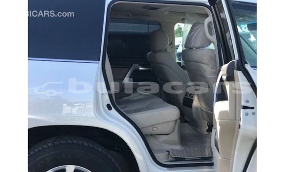 Buy Import Toyota Land Cruiser White Car in Import - Dubai in Central Buy Import Toyota Land Cruiser White Car in Import - Dubai in Central