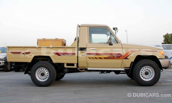 Acheter Import Voiture Toyota Land Cruiser Beige à Import - Dubai, Central Acheter Import Voiture Toyota Land Cruiser Beige à Import - Dubai, Central