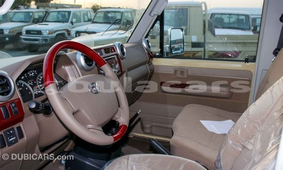 Acheter Import Voiture Toyota Land Cruiser Beige à Import - Dubai, Central Acheter Import Voiture Toyota Land Cruiser Beige à Import - Dubai, Central