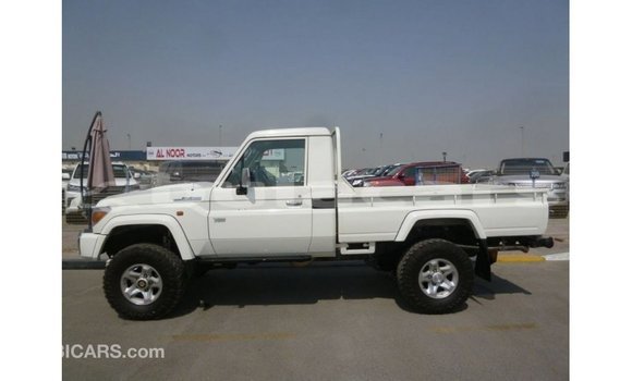 Buy Import Toyota Land Cruiser White Car in Import - Dubai in Central Buy Import Toyota Land Cruiser White Car in Import - Dubai in Central
