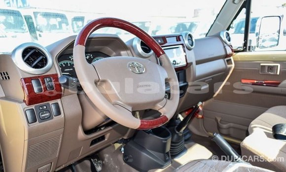 Acheter Import Voiture Toyota Land Cruiser Beige à Import - Dubai, Central Acheter Import Voiture Toyota Land Cruiser Beige à Import - Dubai, Central