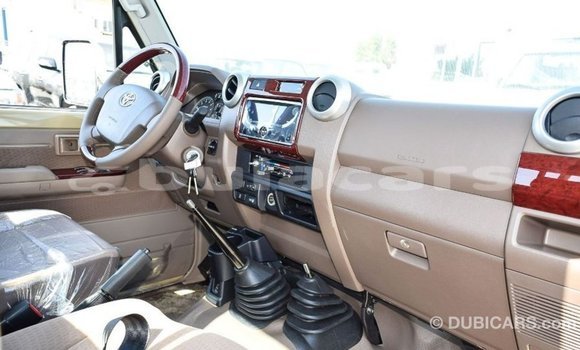 Acheter Import Voiture Toyota Land Cruiser Beige à Import - Dubai, Central Acheter Import Voiture Toyota Land Cruiser Beige à Import - Dubai, Central