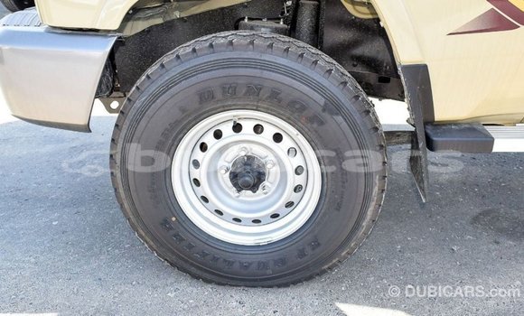 Acheter Import Voiture Toyota Land Cruiser Beige à Import - Dubai, Central Acheter Import Voiture Toyota Land Cruiser Beige à Import - Dubai, Central