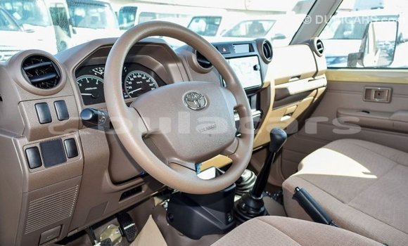 Acheter Import Voiture Toyota Land Cruiser Beige à Import - Dubai, Central Acheter Import Voiture Toyota Land Cruiser Beige à Import - Dubai, Central