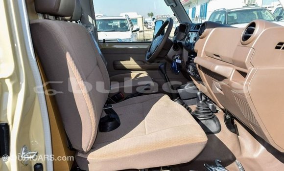 Acheter Import Voiture Toyota Land Cruiser Beige à Import - Dubai, Central Acheter Import Voiture Toyota Land Cruiser Beige à Import - Dubai, Central
