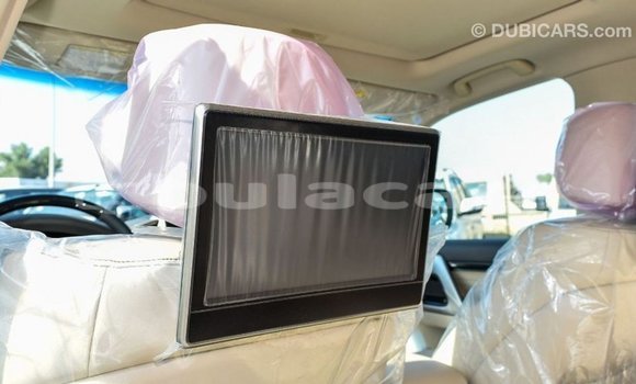 Acheter Import Voiture Toyota Land Cruiser Blanc à Import - Dubai, Central Acheter Import Voiture Toyota Land Cruiser Blanc à Import - Dubai, Central