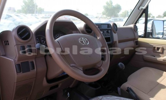 Acheter Import Voiture Toyota Land Cruiser Beige à Import - Dubai, Central Acheter Import Voiture Toyota Land Cruiser Beige à Import - Dubai, Central