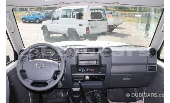 Acheter Import Voiture Toyota Land Cruiser Blanc à Import - Dubai, Central Acheter Import Voiture Toyota Land Cruiser Blanc à Import - Dubai, Central