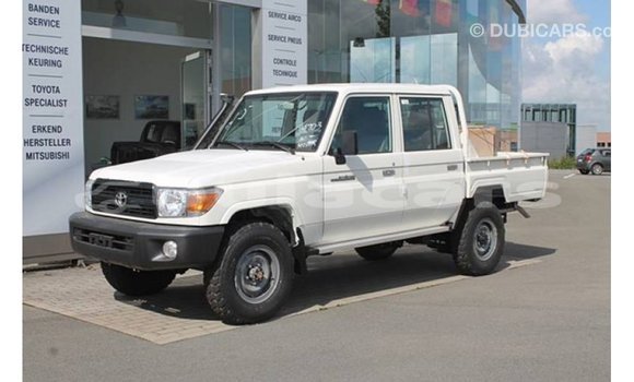 Acheter Import Voiture Toyota Land Cruiser Blanc à Import - Dubai, Central Acheter Import Voiture Toyota Land Cruiser Blanc à Import - Dubai, Central