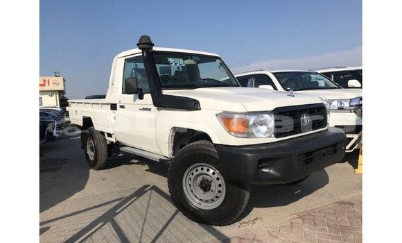 Acheter Import Voiture Toyota Land Cruiser Blanc à Import - Dubai, Central Acheter Import Voiture Toyota Land Cruiser Blanc à Import - Dubai, Central