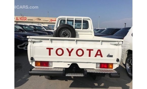 Acheter Import Voiture Toyota Land Cruiser Blanc à Import - Dubai, Central Acheter Import Voiture Toyota Land Cruiser Blanc à Import - Dubai, Central