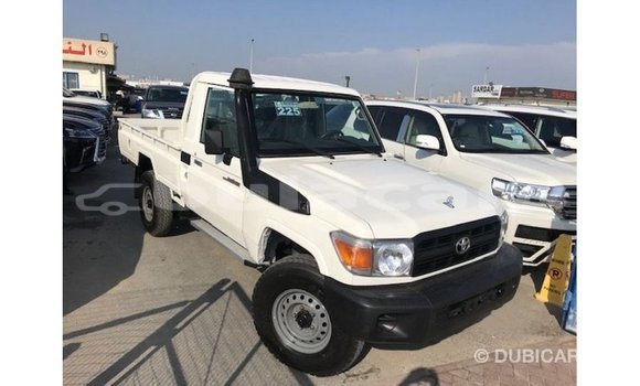 Acheter Import Voiture Toyota Land Cruiser Blanc à Import - Dubai, Central Acheter Import Voiture Toyota Land Cruiser Blanc à Import - Dubai, Central