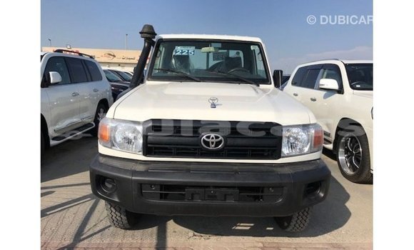 Acheter Import Voiture Toyota Land Cruiser Blanc à Import - Dubai, Central Acheter Import Voiture Toyota Land Cruiser Blanc à Import - Dubai, Central