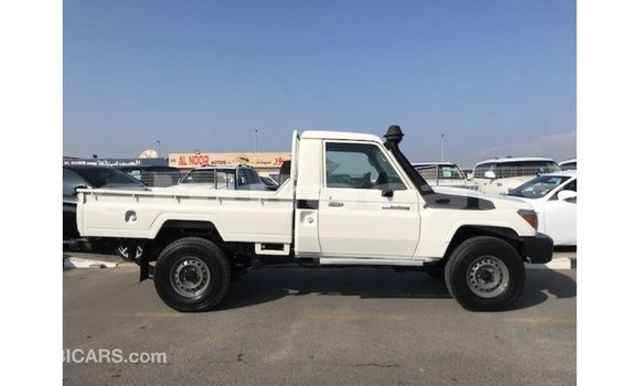 Acheter Import Voiture Toyota Land Cruiser Blanc à Import - Dubai, Central Acheter Import Voiture Toyota Land Cruiser Blanc à Import - Dubai, Central