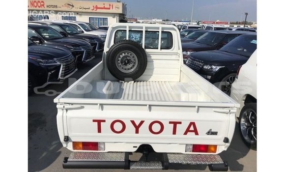 Acheter Import Voiture Toyota Land Cruiser Blanc à Import - Dubai, Central Acheter Import Voiture Toyota Land Cruiser Blanc à Import - Dubai, Central