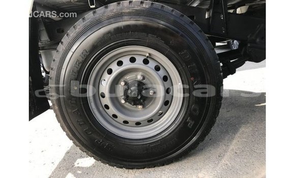 Acheter Import Voiture Toyota Land Cruiser Blanc à Import - Dubai, Central Acheter Import Voiture Toyota Land Cruiser Blanc à Import - Dubai, Central