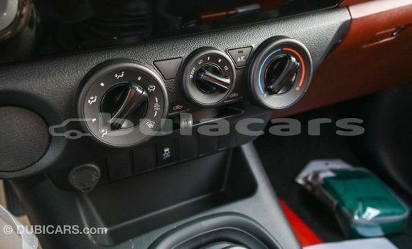 Acheter Import Voiture Toyota Hilux Blanc à Import - Dubai, Central Acheter Import Voiture Toyota Hilux Blanc à Import - Dubai, Central