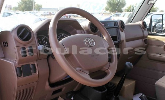 Acheter Import Voiture Toyota Land Cruiser Beige à Import - Dubai, Central Acheter Import Voiture Toyota Land Cruiser Beige à Import - Dubai, Central