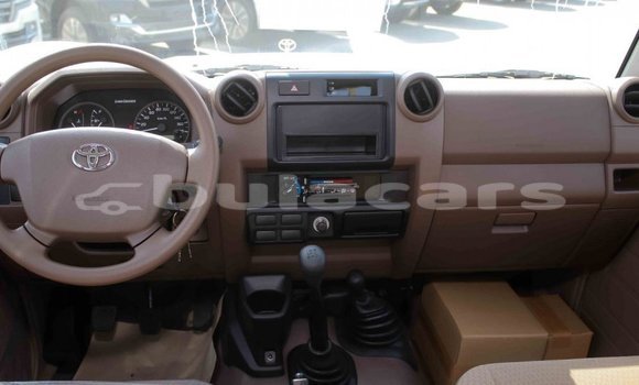 Acheter Import Voiture Toyota Land Cruiser Beige à Import - Dubai, Central Acheter Import Voiture Toyota Land Cruiser Beige à Import - Dubai, Central