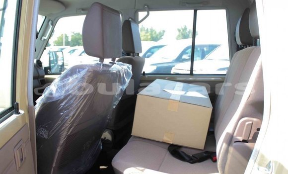 Acheter Import Voiture Toyota Land Cruiser Beige à Import - Dubai, Central Acheter Import Voiture Toyota Land Cruiser Beige à Import - Dubai, Central