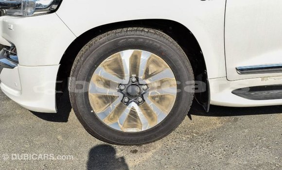 Acheter Import Voiture Toyota Land Cruiser Blanc à Import - Dubai, Central Acheter Import Voiture Toyota Land Cruiser Blanc à Import - Dubai, Central