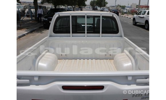Acheter Import Voiture Toyota Hilux Blanc à Import - Dubai, Central Acheter Import Voiture Toyota Hilux Blanc à Import - Dubai, Central
