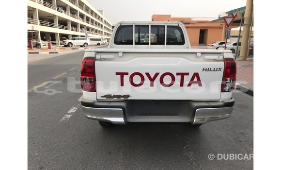 Acheter Import Voiture Toyota Hilux Blanc à Import - Dubai, Central Acheter Import Voiture Toyota Hilux Blanc à Import - Dubai, Central