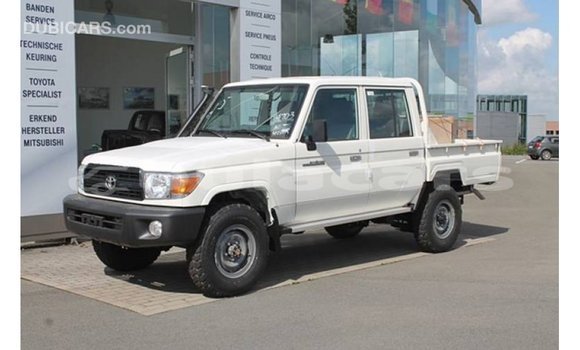 Buy Import Toyota Land Cruiser White Car in Import - Dubai in Central Buy Import Toyota Land Cruiser White Car in Import - Dubai in Central