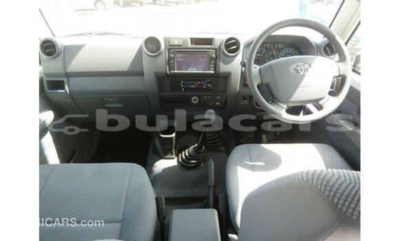 Buy Import Toyota Land Cruiser White Car in Import - Dubai in Central Buy Import Toyota Land Cruiser White Car in Import - Dubai in Central